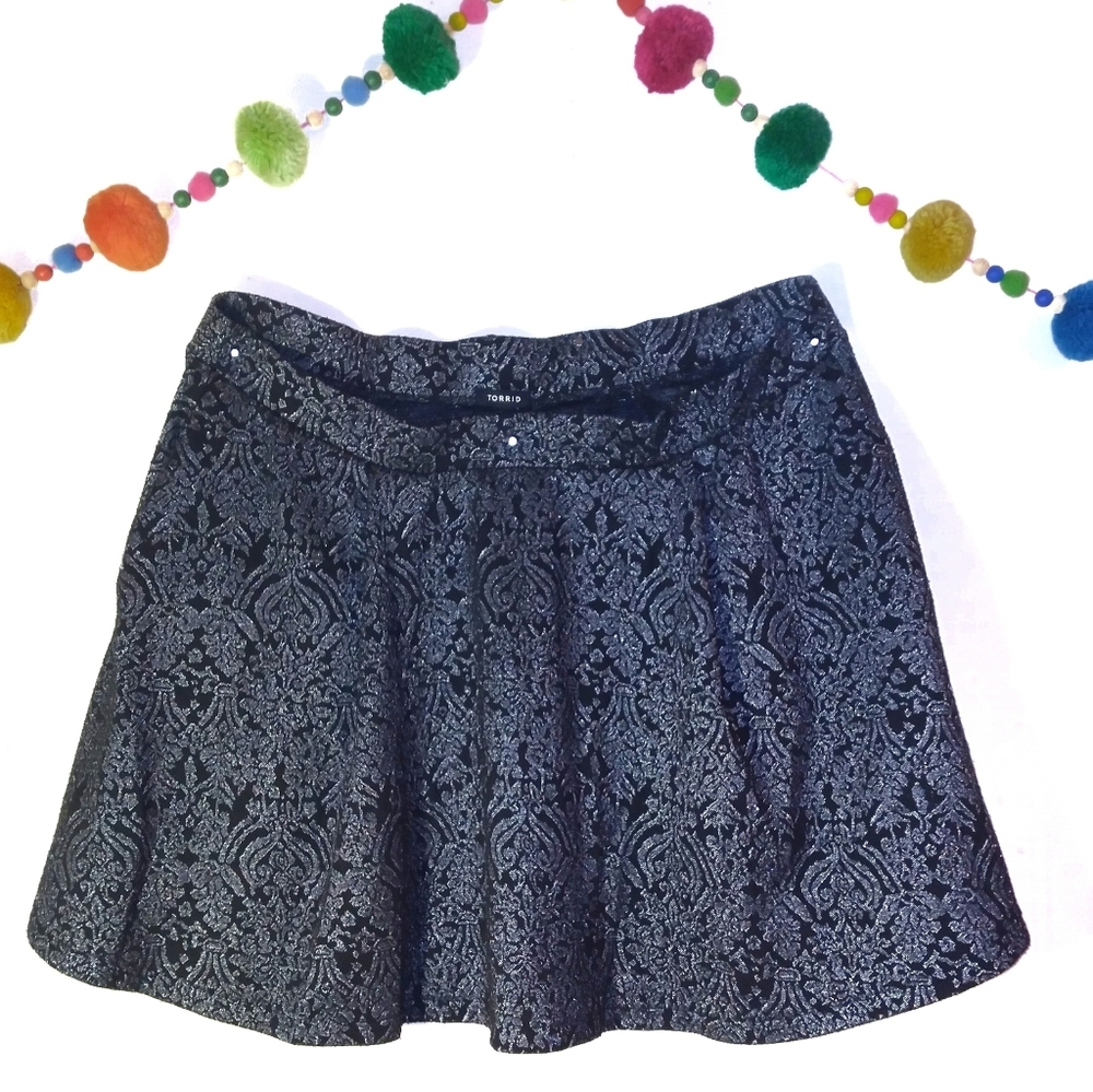 Torrid Black and Silver Skater Skirt w/ Pockets Size 3